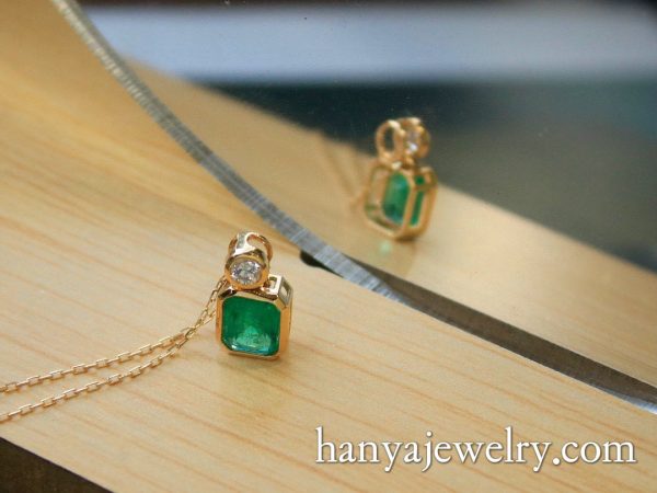 18K Gold Green Emerald Diamond Necklace For Women - Image 4