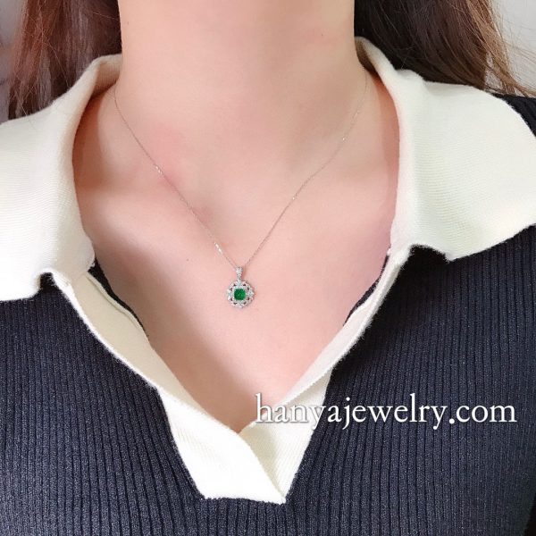 18K Gold Emerald Diamond Necklace Elegant Feeling