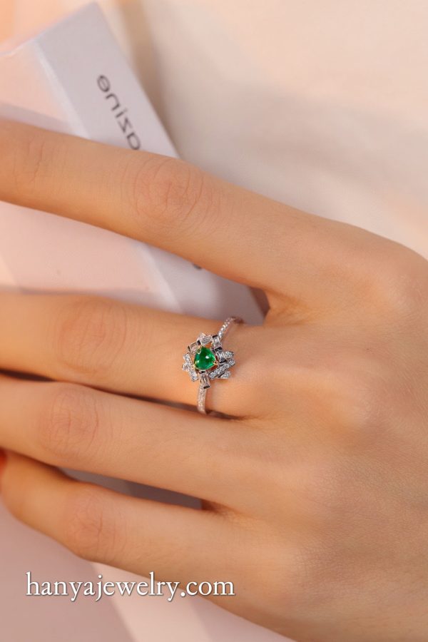 18K Gold Heart-shaped Emerald Diamond Luxury Ring