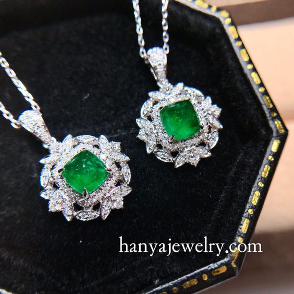 18K Gold Emerald Diamond Necklace Elegant Feeling - Image 5