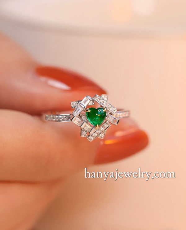 18K Gold Heart-shaped Emerald Diamond Luxury Ring - Image 4