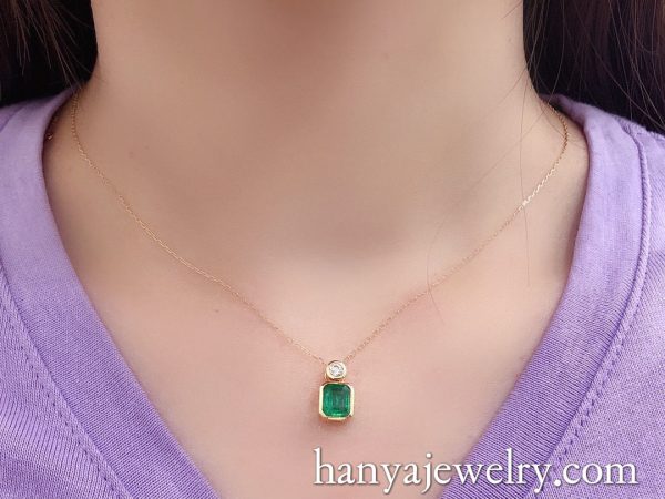 18K Gold Green Emerald Diamond Necklace For Women