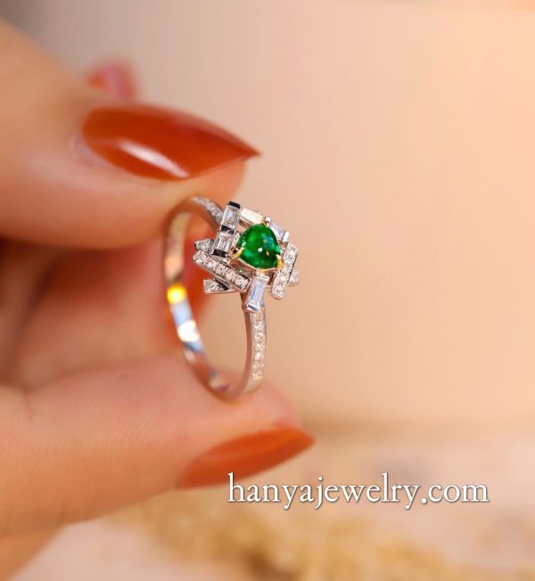 18K Gold Heart-shaped Emerald Diamond Luxury Ring - Image 3