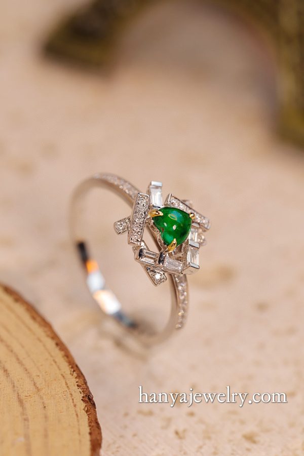 18K Gold Heart-shaped Emerald Diamond Luxury Ring - Image 2