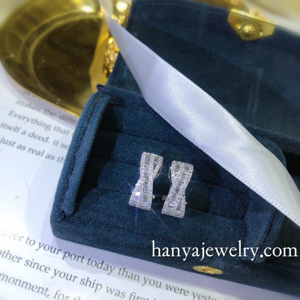 18K White Gold Diamond Luxury Earrings - Image 3