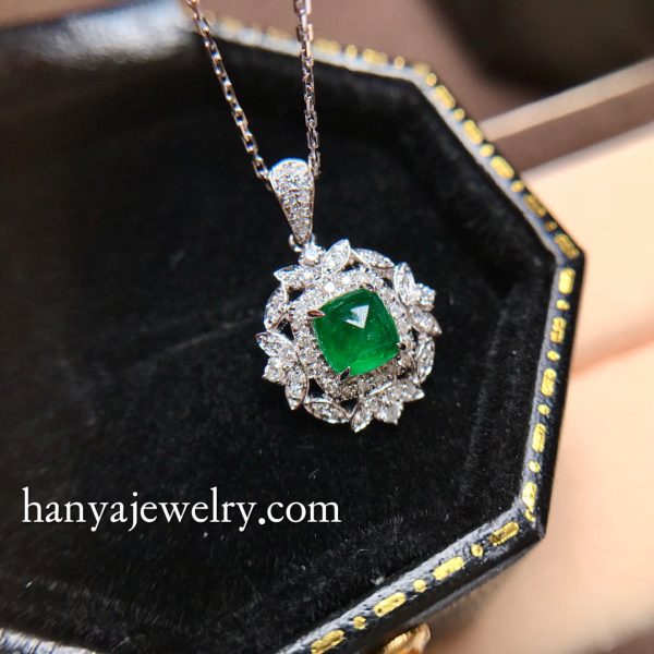 18K Gold Emerald Diamond Necklace Elegant Feeling - Image 2