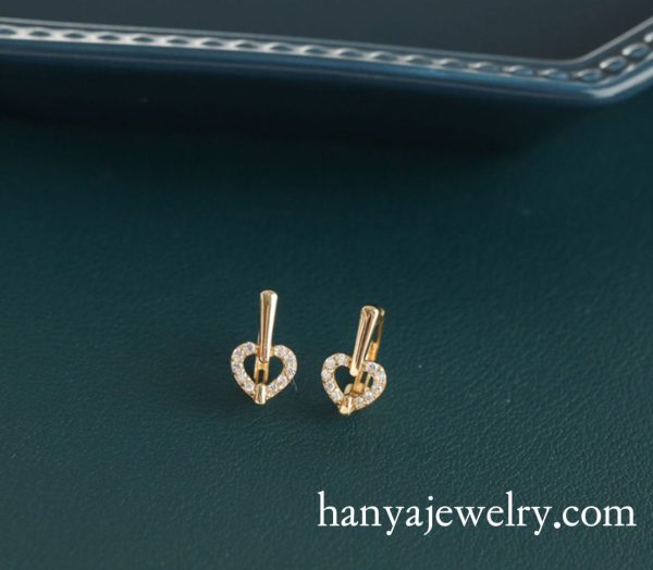 18k Gold Diamond Heart-shaped Ear Buckle - Image 2