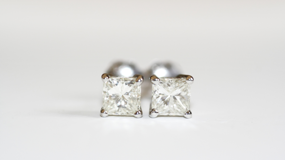 1 Carat Diamond Earrings: The Ultimate Buying Guide for Elegance and Value 1 1-Carat-Diamond-Earrings-1.png