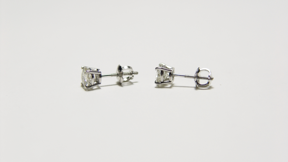 1 Carat Diamond Earrings: The Ultimate Buying Guide for Elegance and Value 2 1-Carat-Diamond-Earrings-2.png