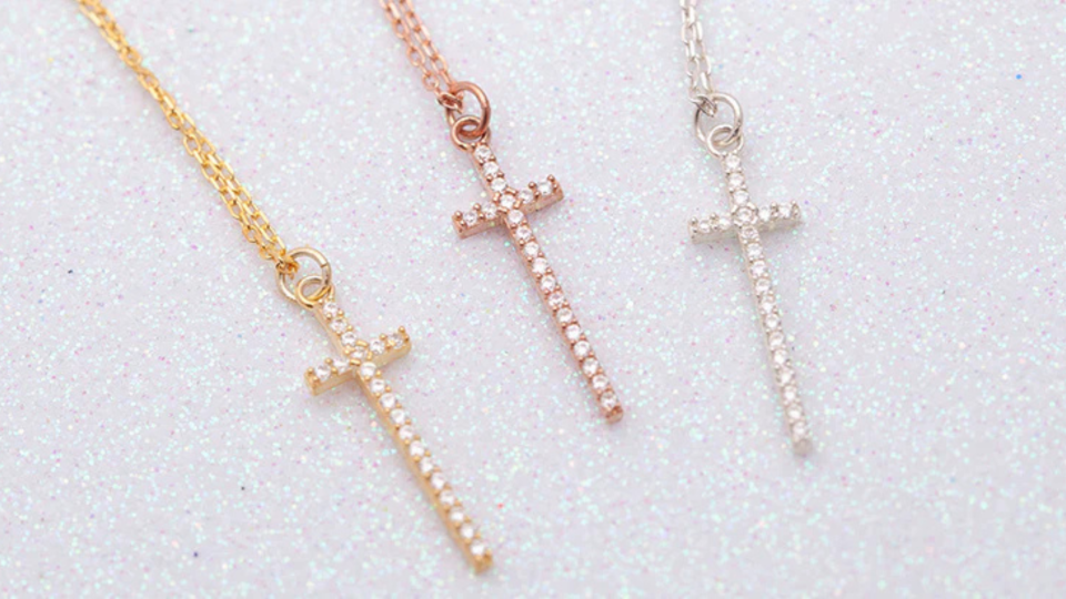 How to Choose the Perfect Diamond Cross Necklace for Women 1 How to Choose the Perfect Diamond Cross Necklace for Women 1