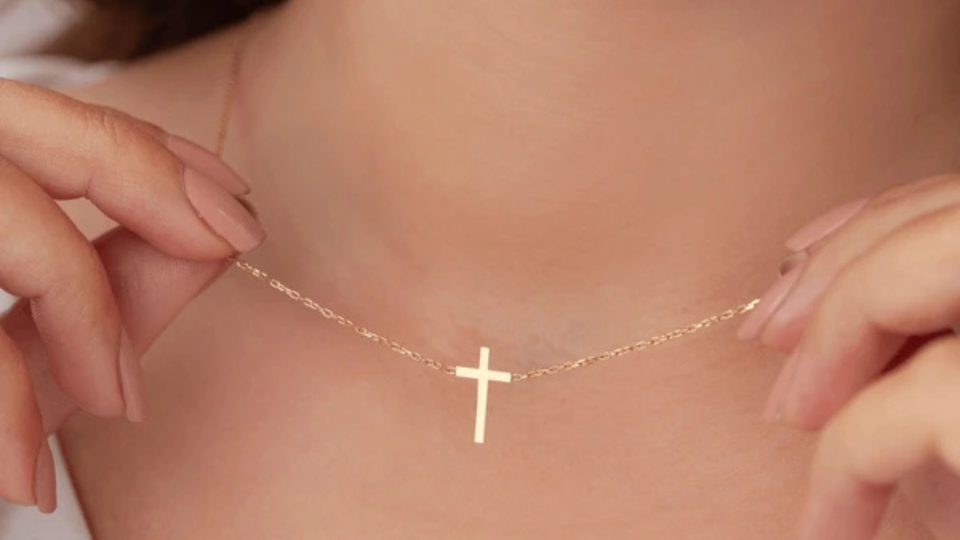 How to Choose the Perfect Diamond Cross Necklace for Women 2 How-to-Choose-the-Perfect-Diamond-Cross-Necklace-for-Women-2