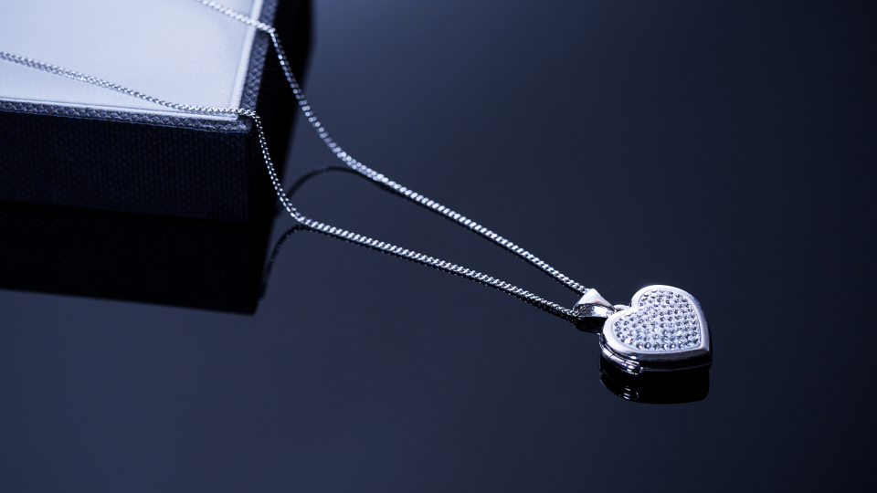What’s the Difference Between a Necklace and a Pendant? 1 What’s the Difference Between a Necklace and a Pendant (2).png